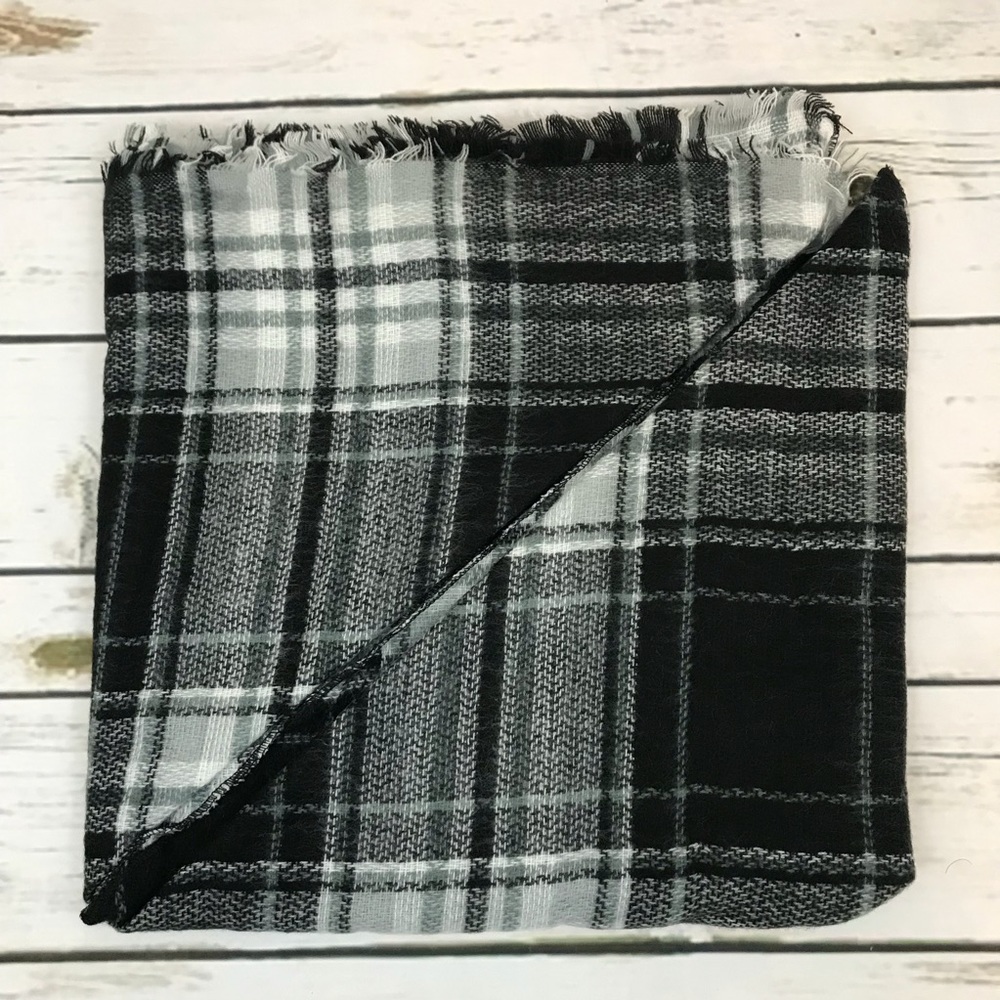 🚫Sold🚫Black and Grey Plaid Fringed Tartan Scarf - Picture 3 of 6